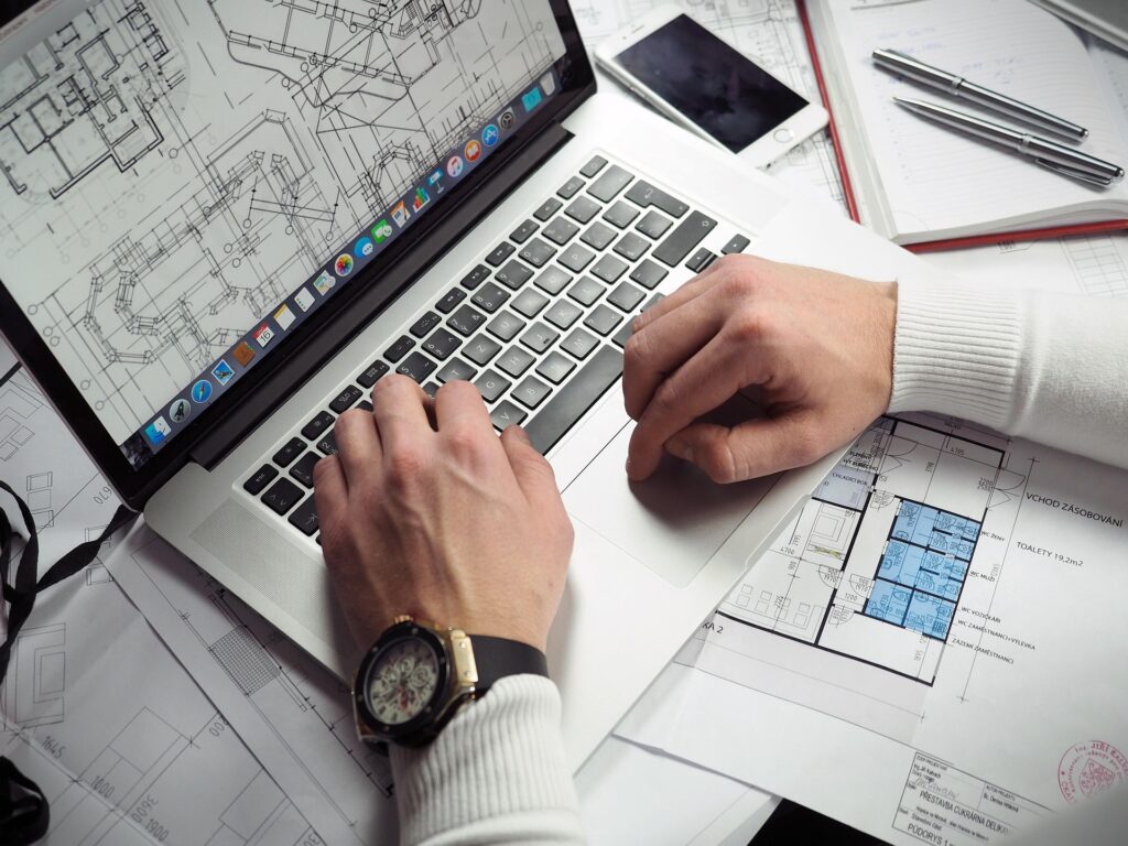 Photo illustrant en image d'arrière-plan le travail sur ordinateur du graphiste.